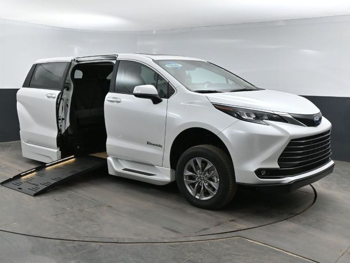 White Toyota Sienna image number 15