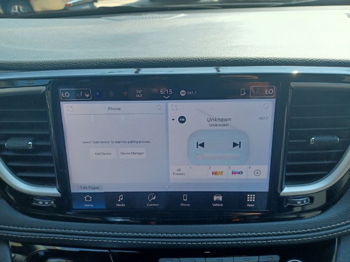 White Chrysler Pacifica image number 10