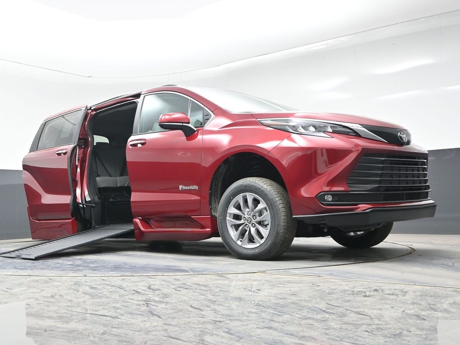 New 2026 Toyota Sienna Hybrid XLE Add - BraunAbility Side Entry Entry In Floor Automatic Ramp