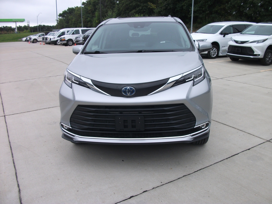 Used 2022 Toyota Sienna Hybrid XLE - BraunAbility Side Entry Fold Out Automatic Ramp