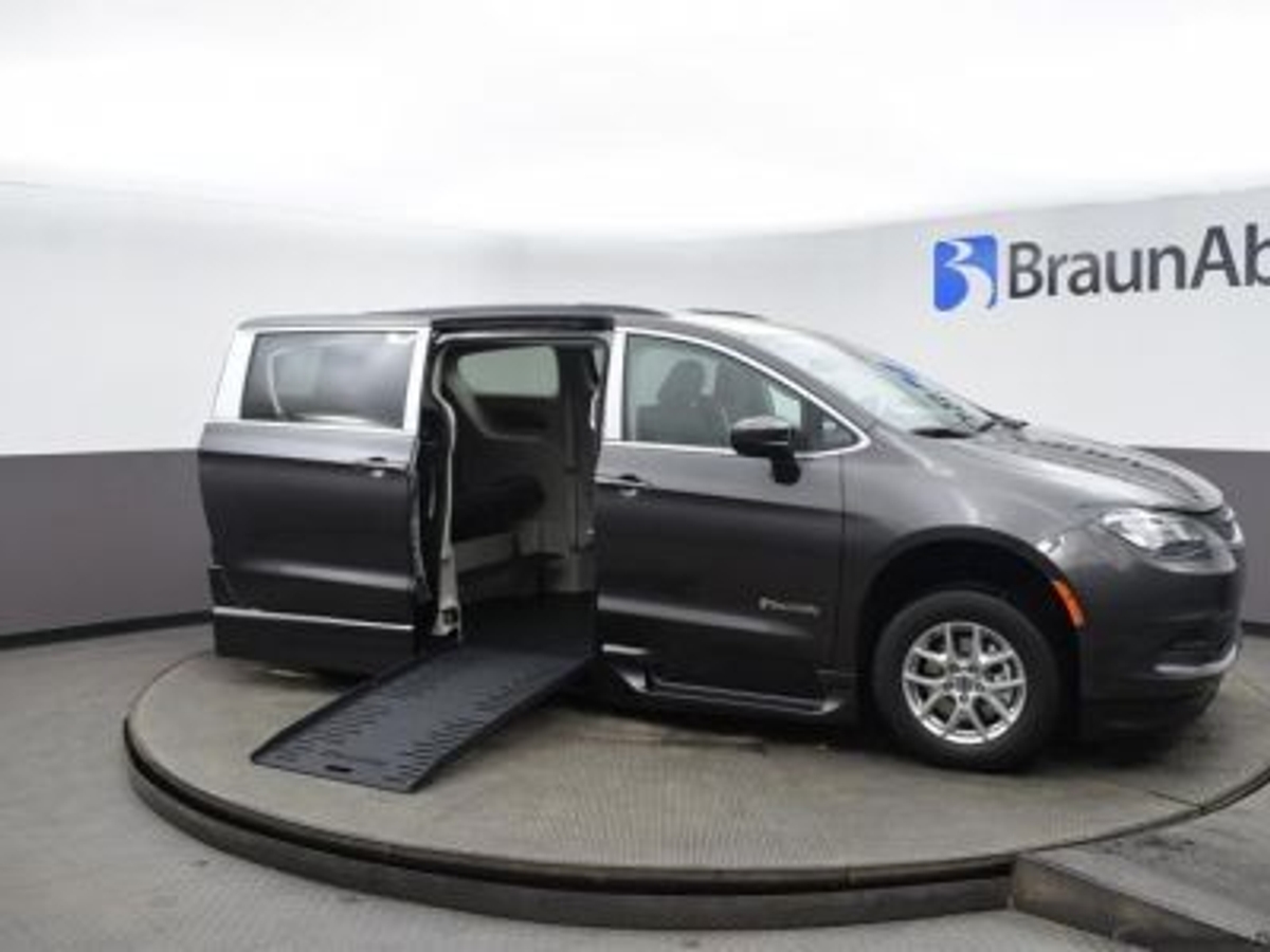 2021 Chrysler Voyager's photo