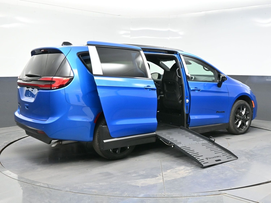 New 2026 Chrysler Pacifica Select Sport - BraunAbility Side Entry Entry Fold Out Manual Ramp