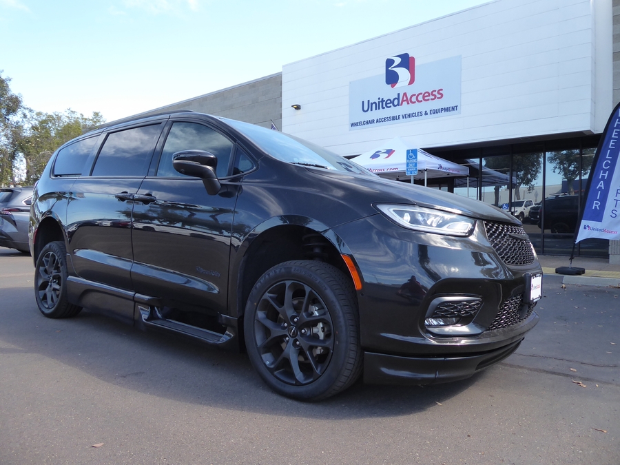 Used 2023 Chrysler Pacifica Touring L - BraunAbility Side Entry Fold Out Automatic Ramp