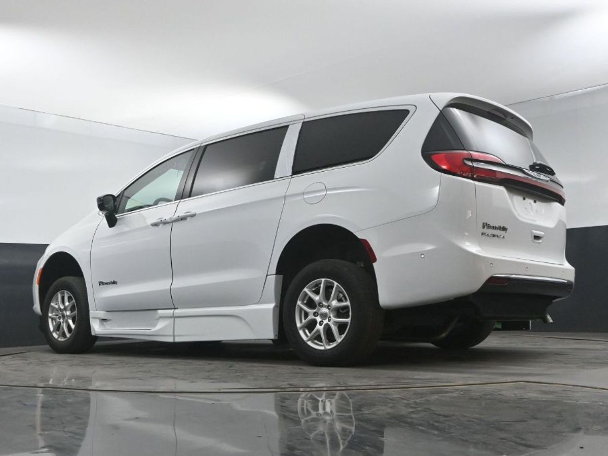 2025 CHRYSLER PACIFICA - Image 12