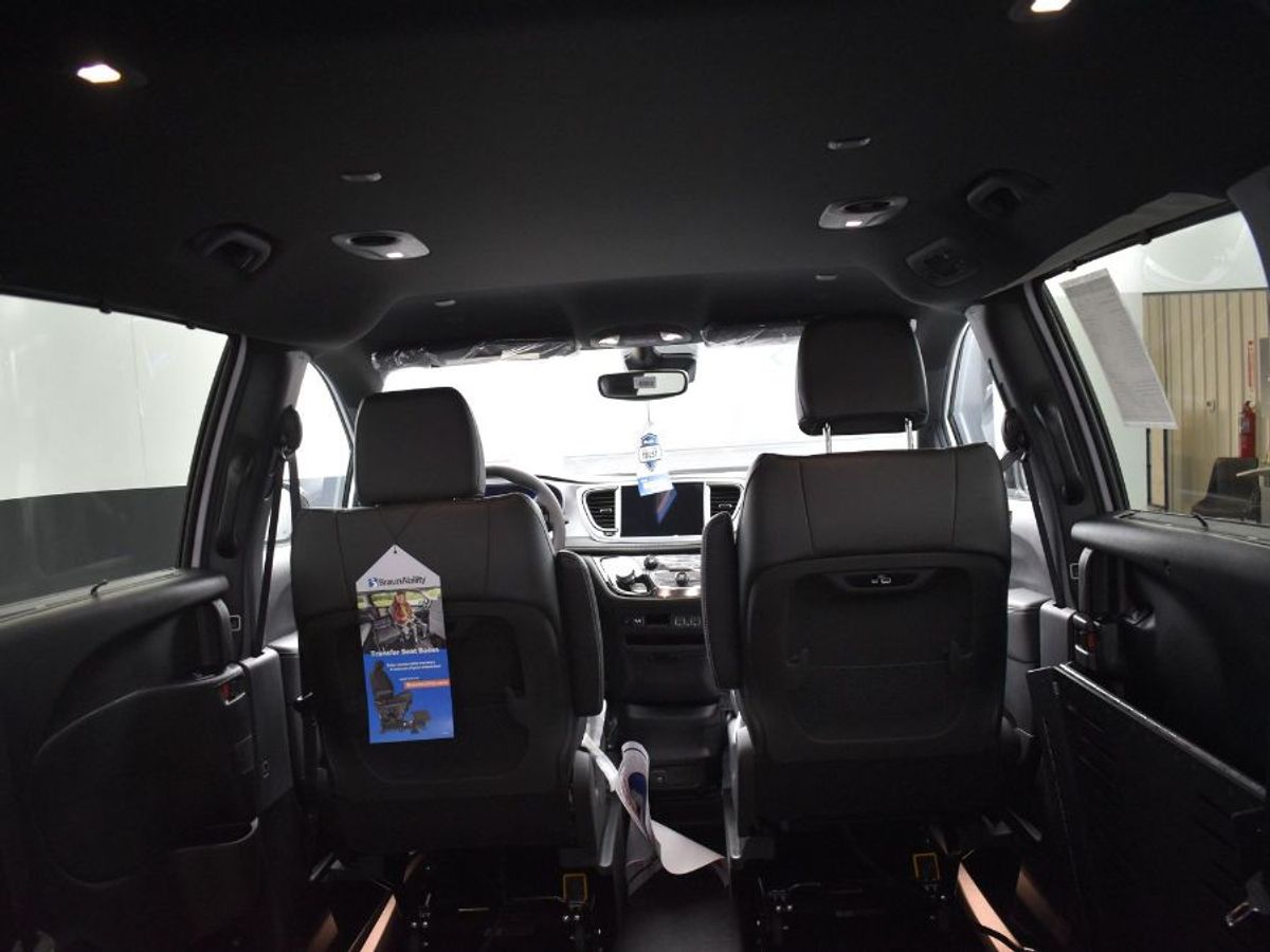 2024 Chrysler Pacifica Touring L - Photo 8