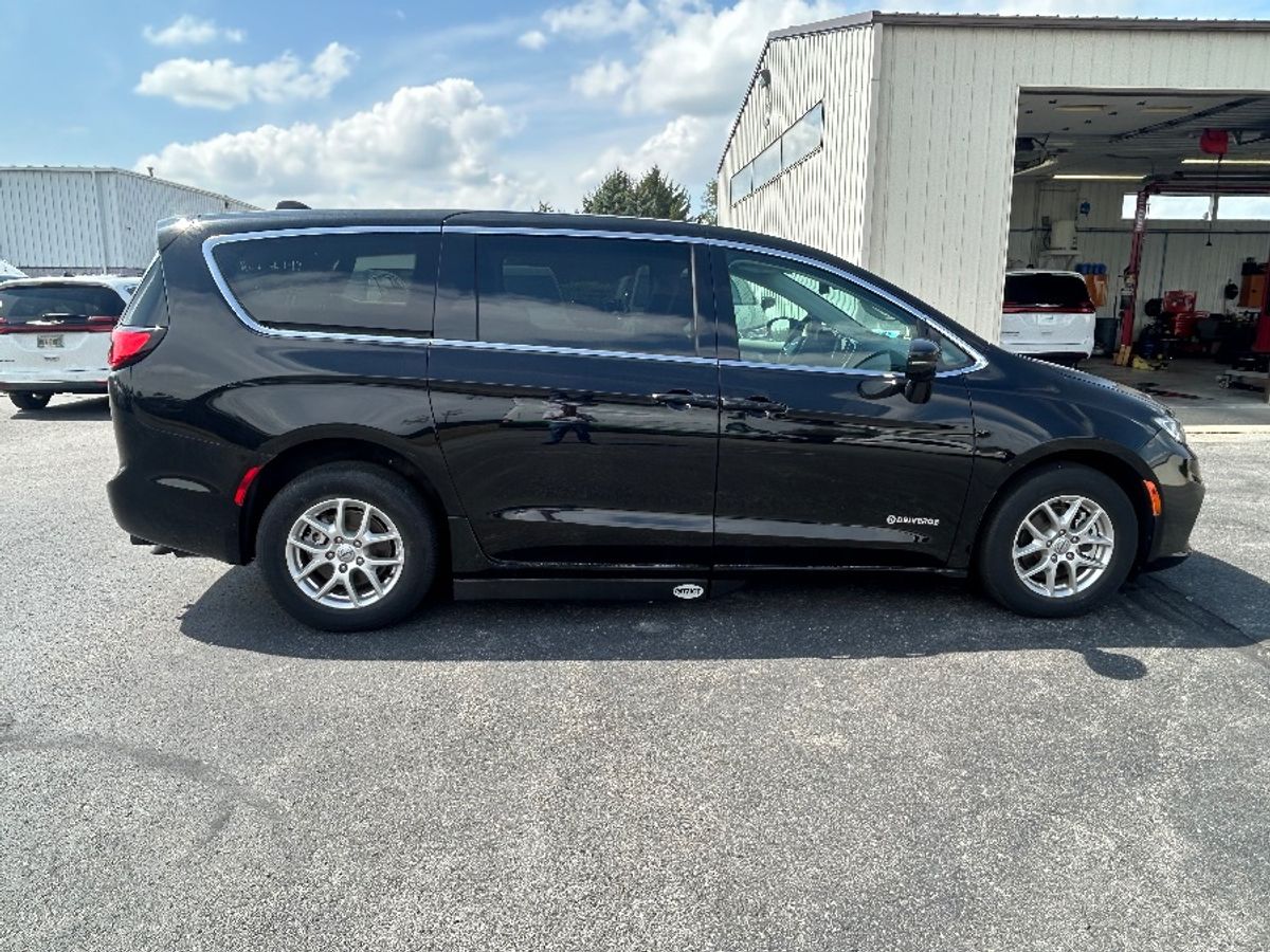 Black Chrysler Pacifica image number 9