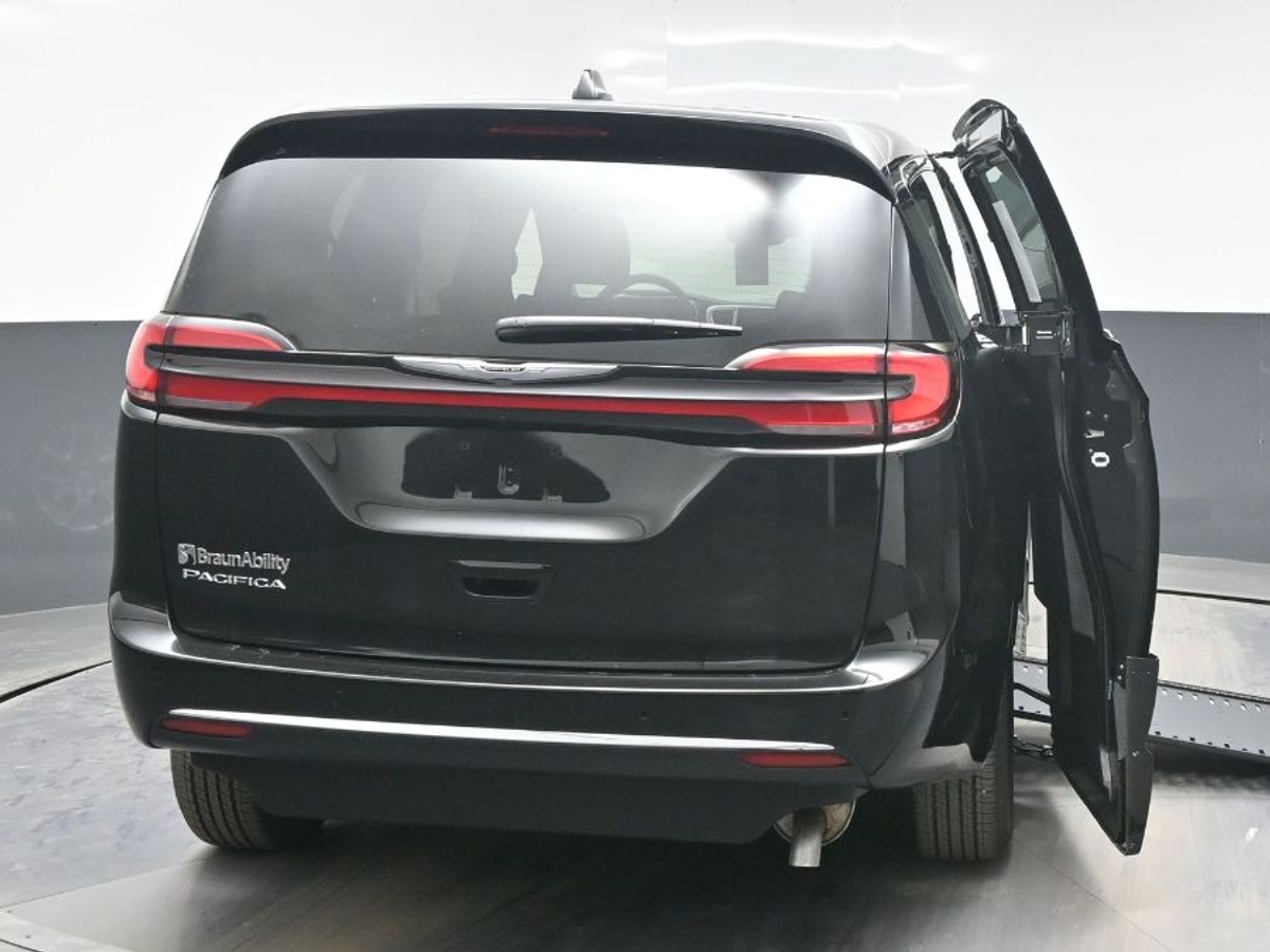 Black Chrysler Pacifica image number 2