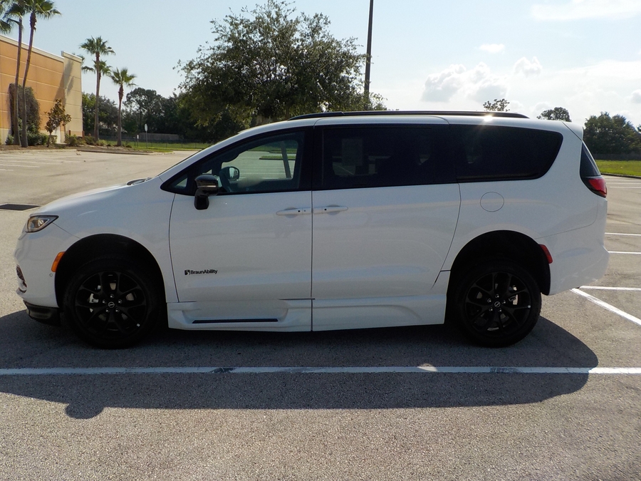 White Chrysler Pacifica image number 26
