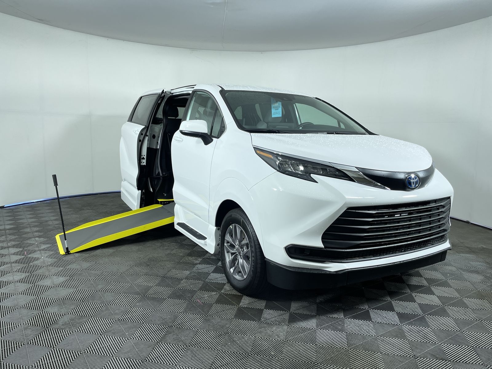 2025 Toyota Sienna AWD LE