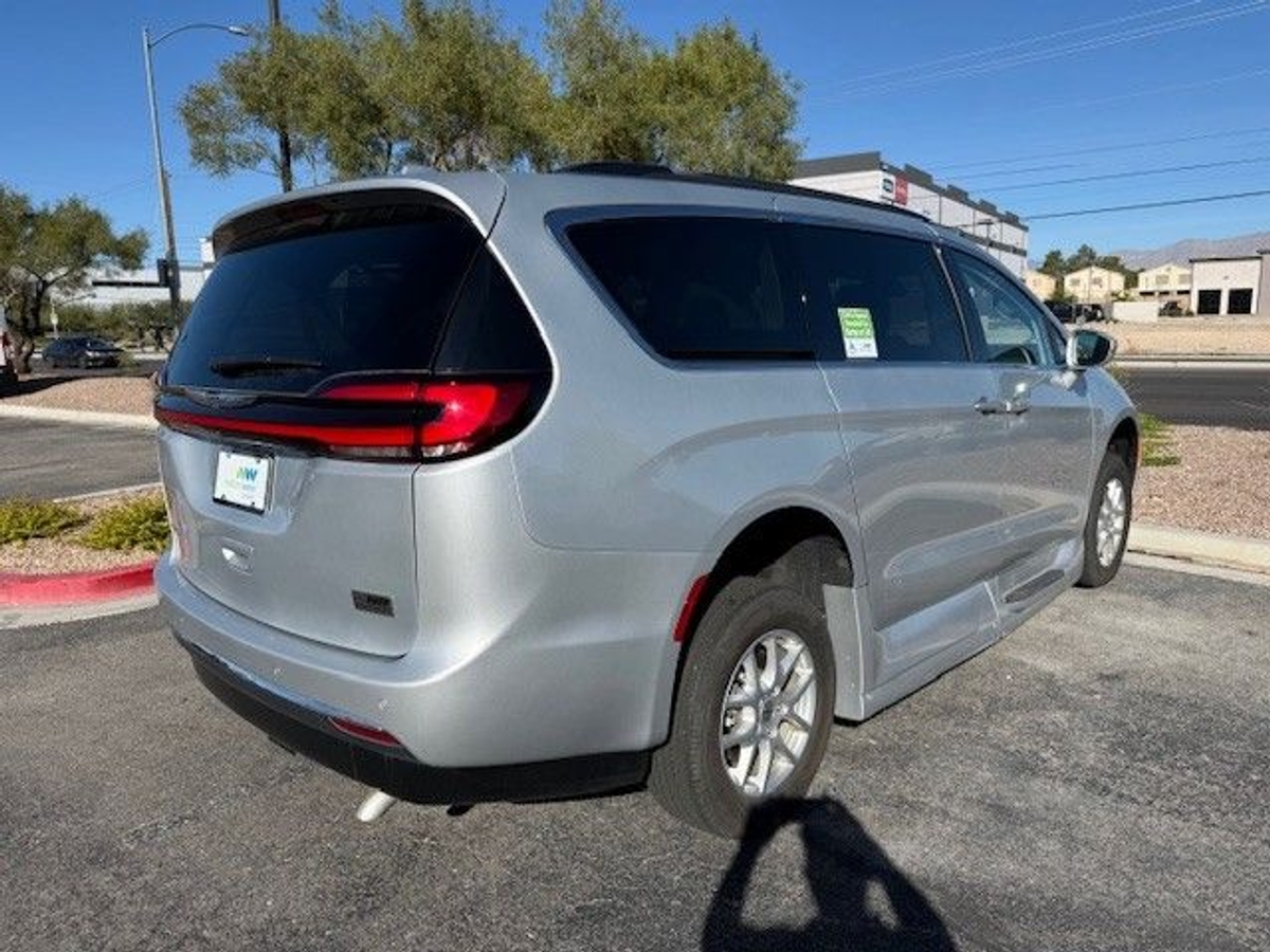 Silver Chrysler Pacifica image number 5