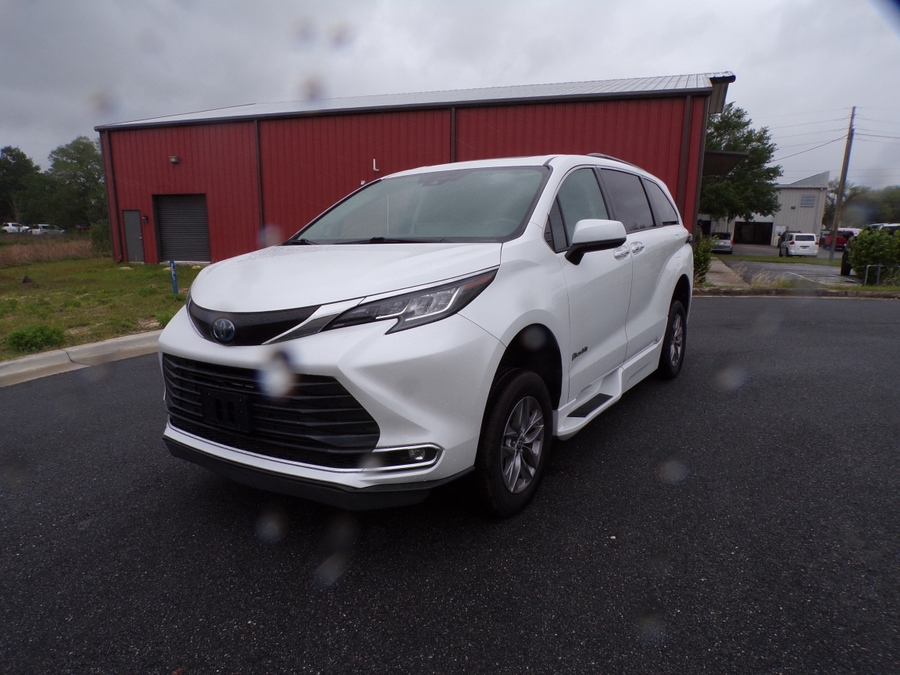 White Toyota Sienna image number 3