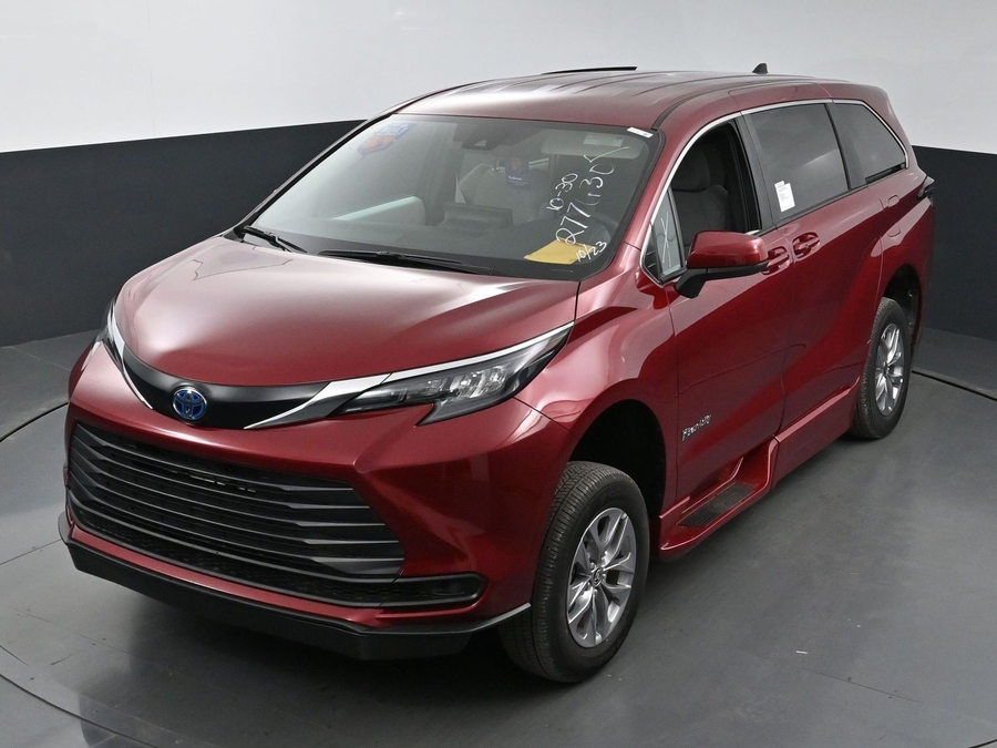 New 2025 Toyota Sienna Hybrid LE - BraunAbility Side Entry Entry Fold Out Automatic Ramp