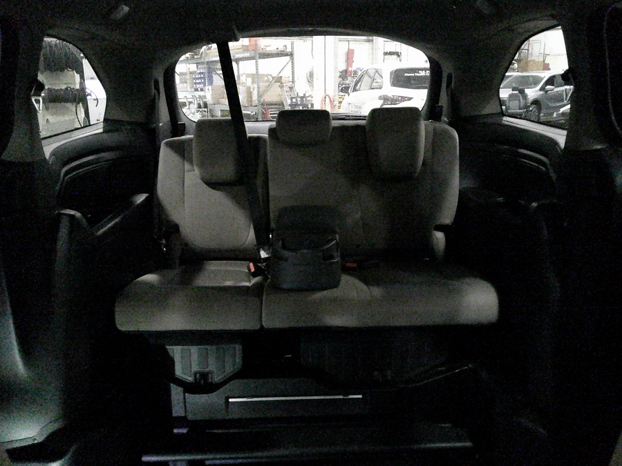 White Honda Odyssey image number 19
