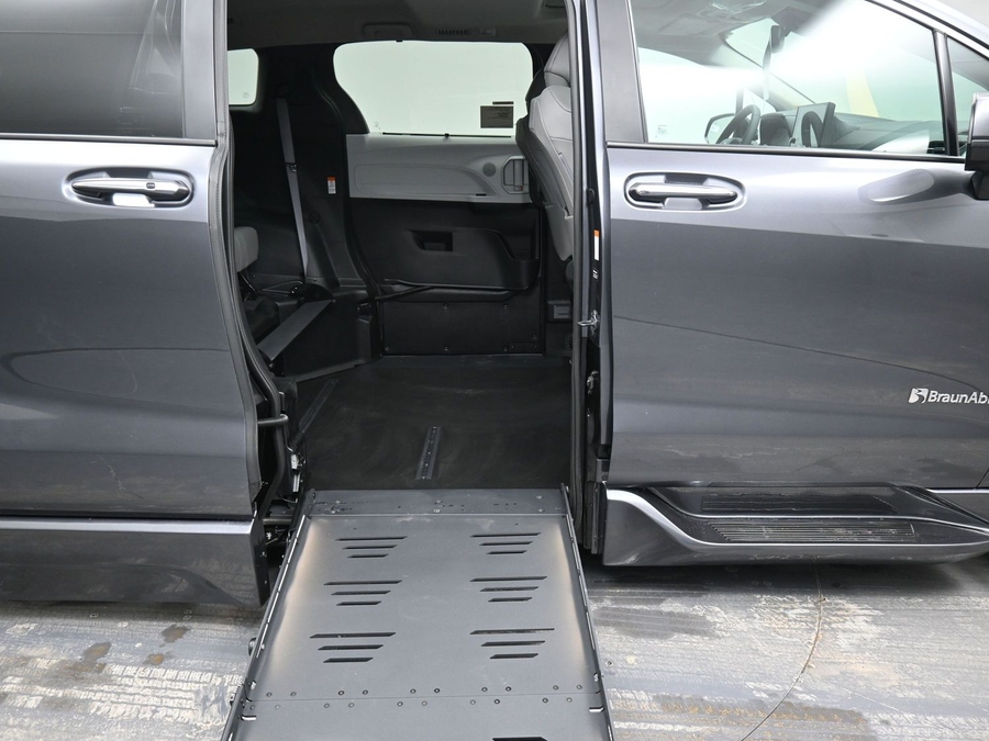 New 2025 Toyota Sienna Hybrid XLE Plus - BraunAbility Side Entry Entry Fold Out Automatic Ramp