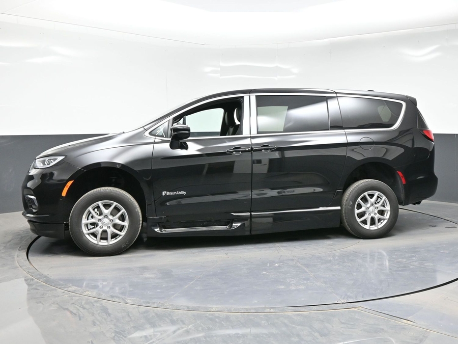 Black Chrysler Pacifica image number 6