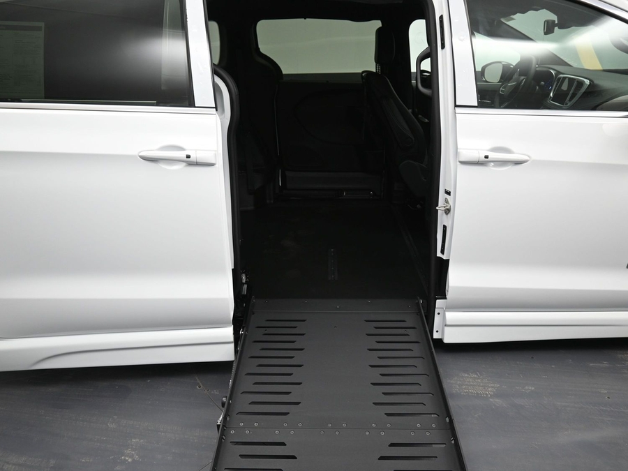 White Chrysler Pacifica image number 15