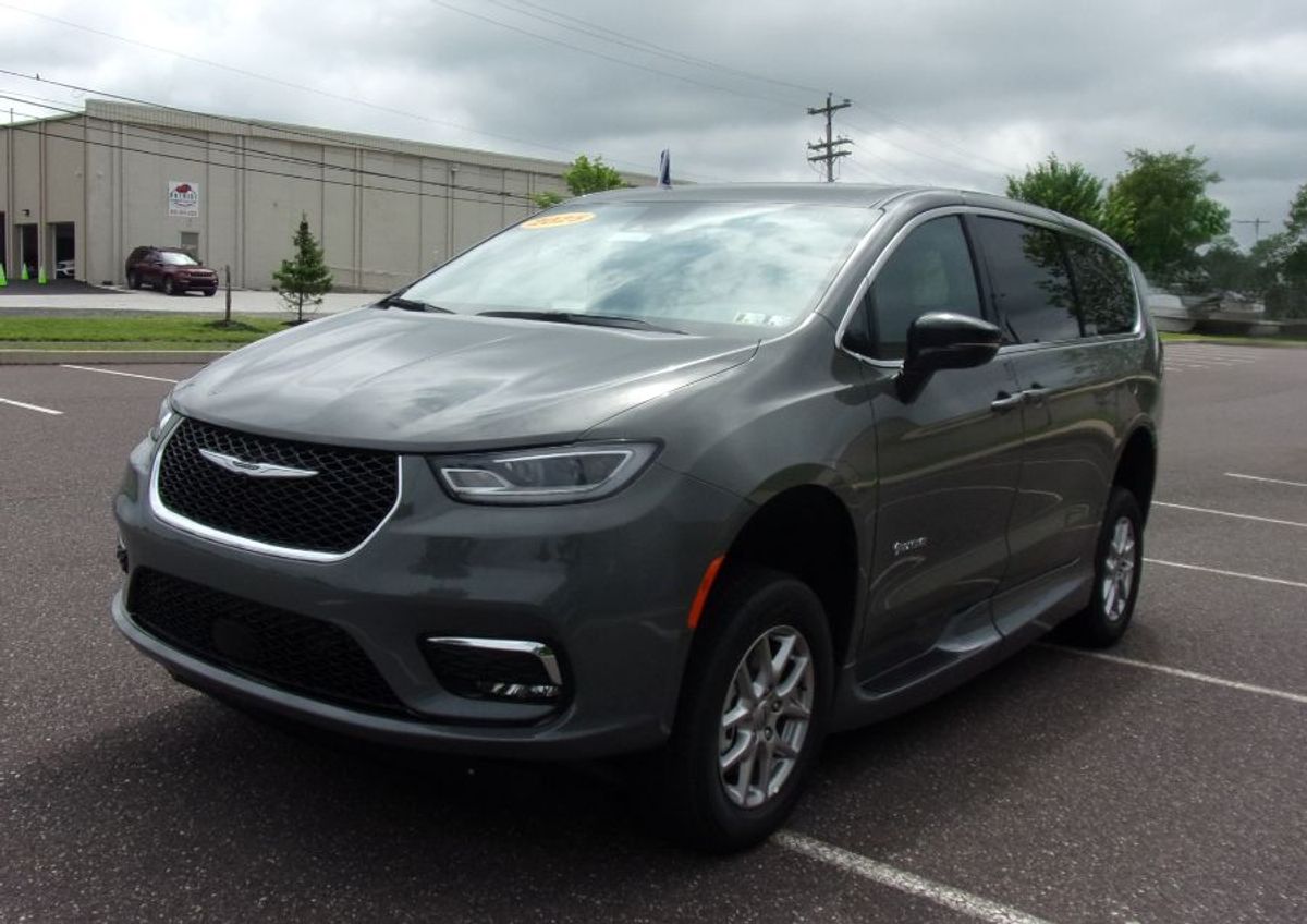 Grey Chrysler Pacifica image number 3