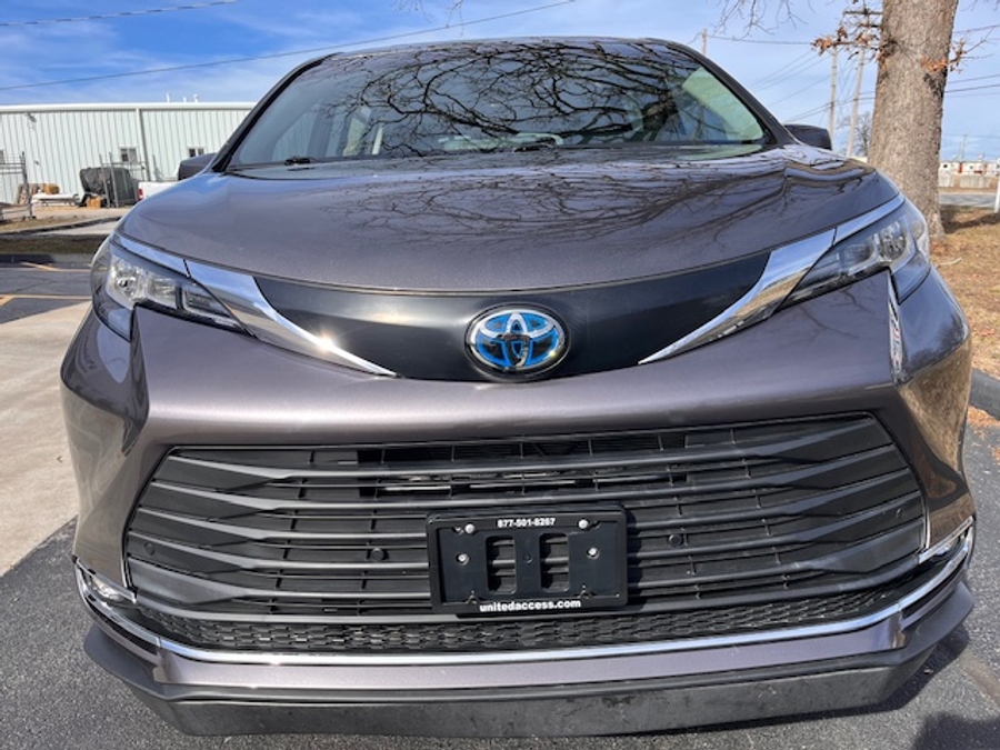 Used 2022 Toyota Sienna Hybrid XLE Base - BraunAbility Side Entry Entry Fold Out Automatic Ramp
