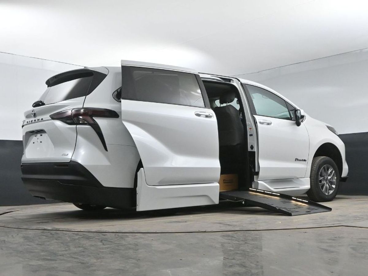 White Toyota Sienna image number 10