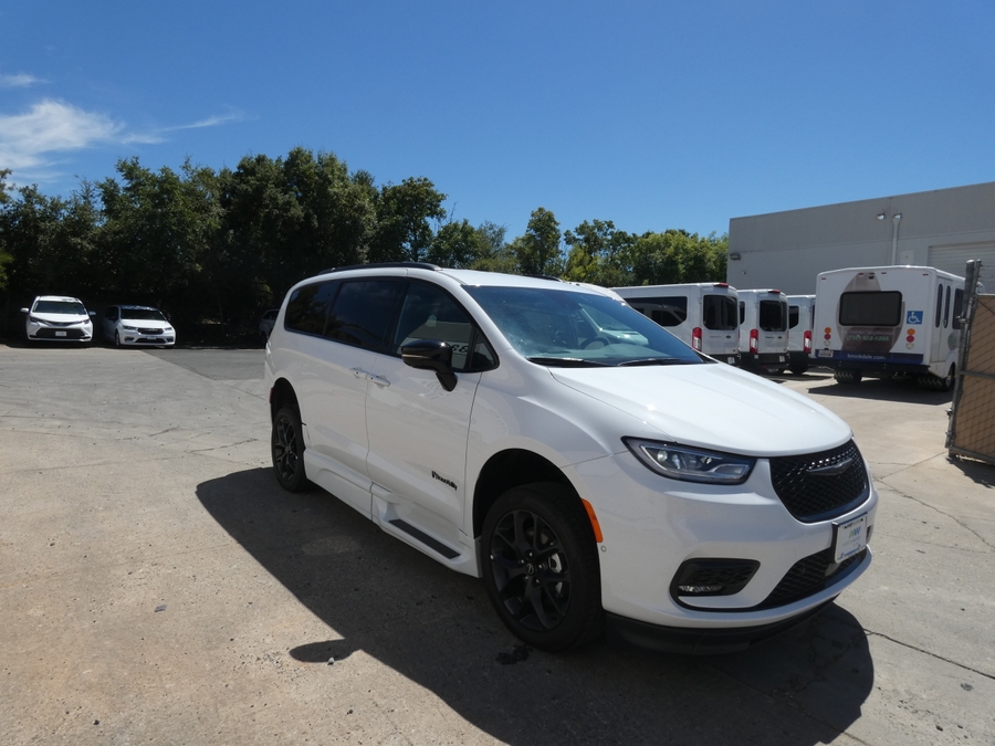 White Chrysler Pacifica image number 5