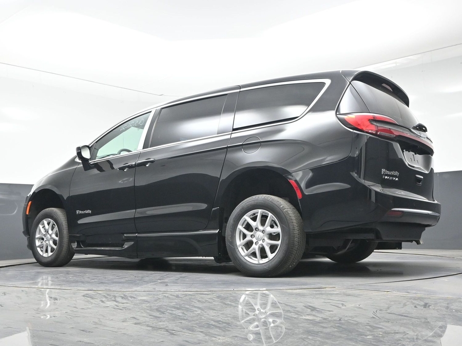 Black Chrysler Pacifica image number 16
