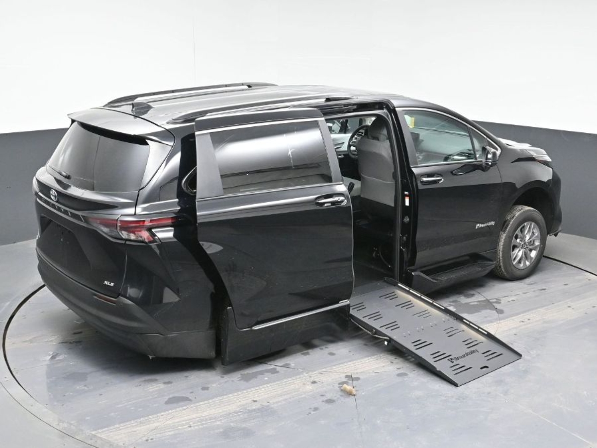2025 TOYOTA SIENNA - Image 13