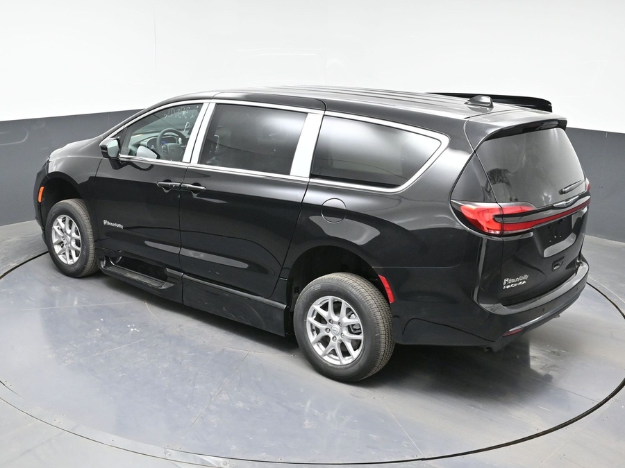 Black Chrysler Pacifica image number 7