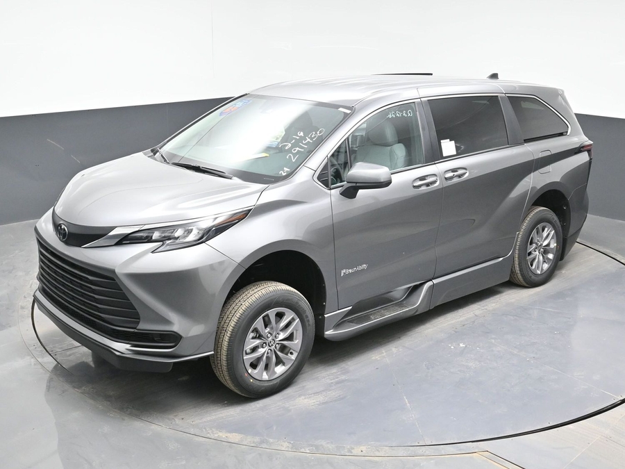 New 2026 Toyota Sienna Hybrid LE - BraunAbility Side Entry Fold Out Automatic Ramp