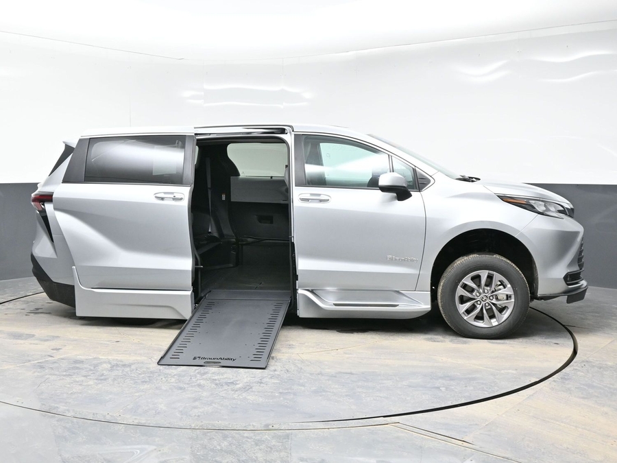 Silver Toyota Sienna image number 7