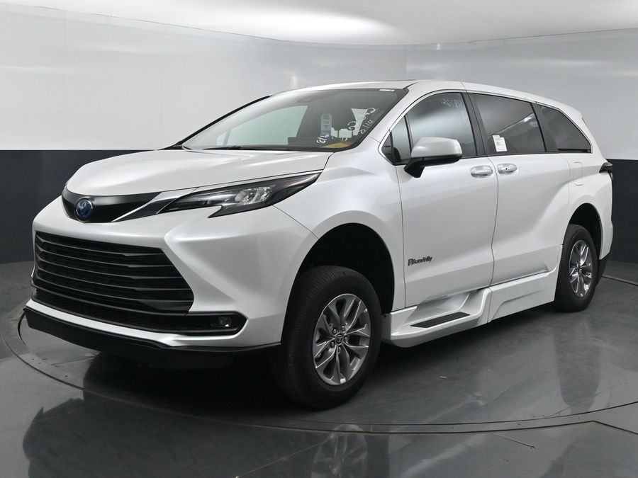 New 2025 Toyota Sienna Hybrid XLE Base - BraunAbility Side Entry Entry In Floor Automatic Ramp