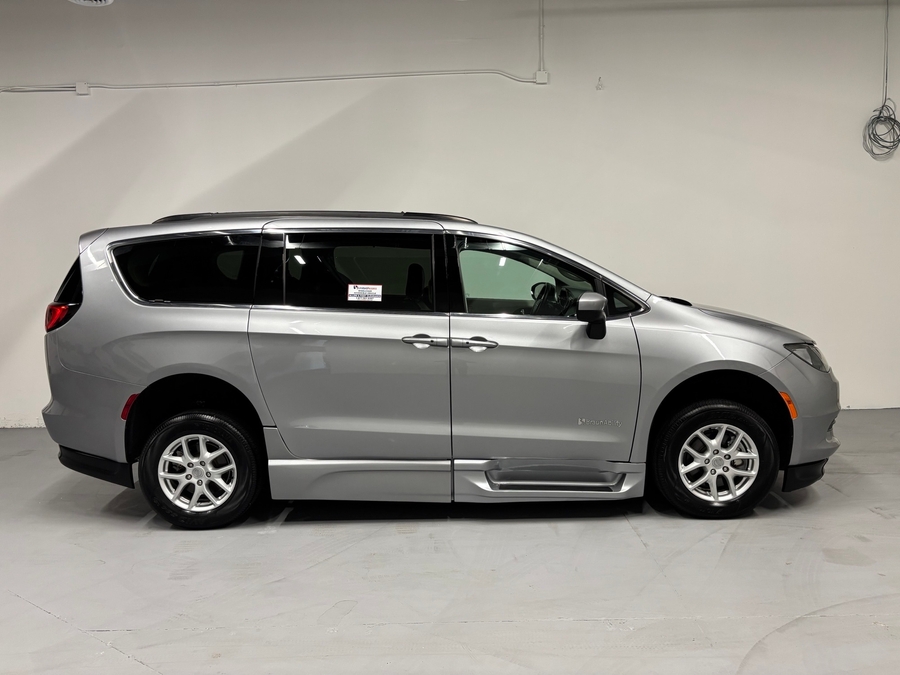 Used 2020 Chrysler Voyager LXi - BraunAbility Side Entry Fold Out Automatic Ramp