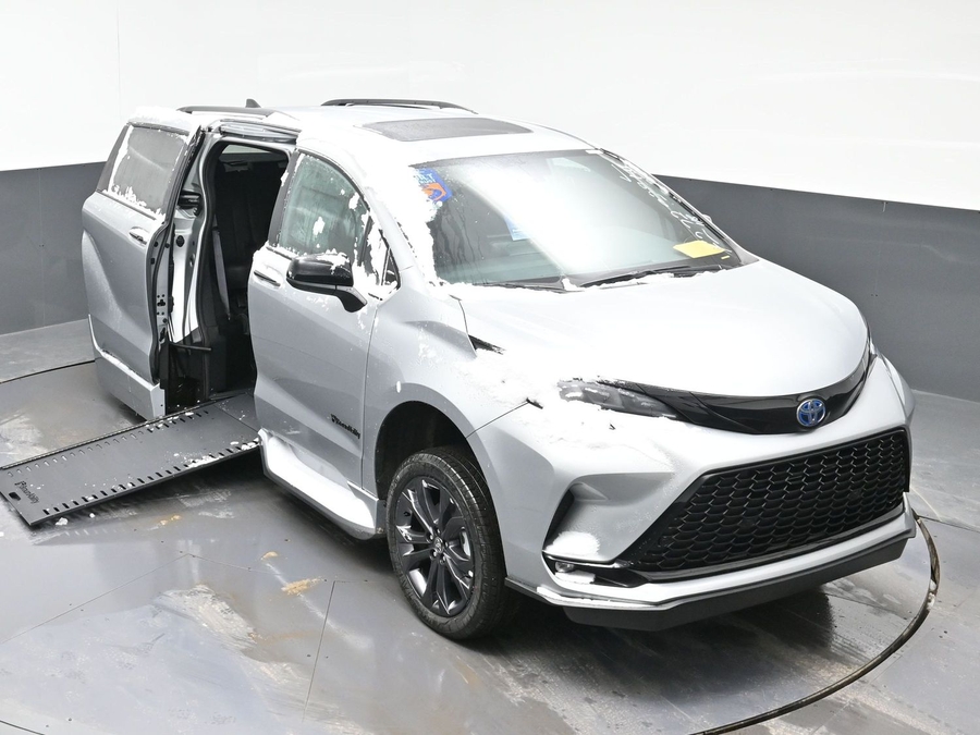 New 2025 Toyota Sienna Hybrid XSE Sport - BraunAbility Side Entry Entry In Floor Automatic Ramp
