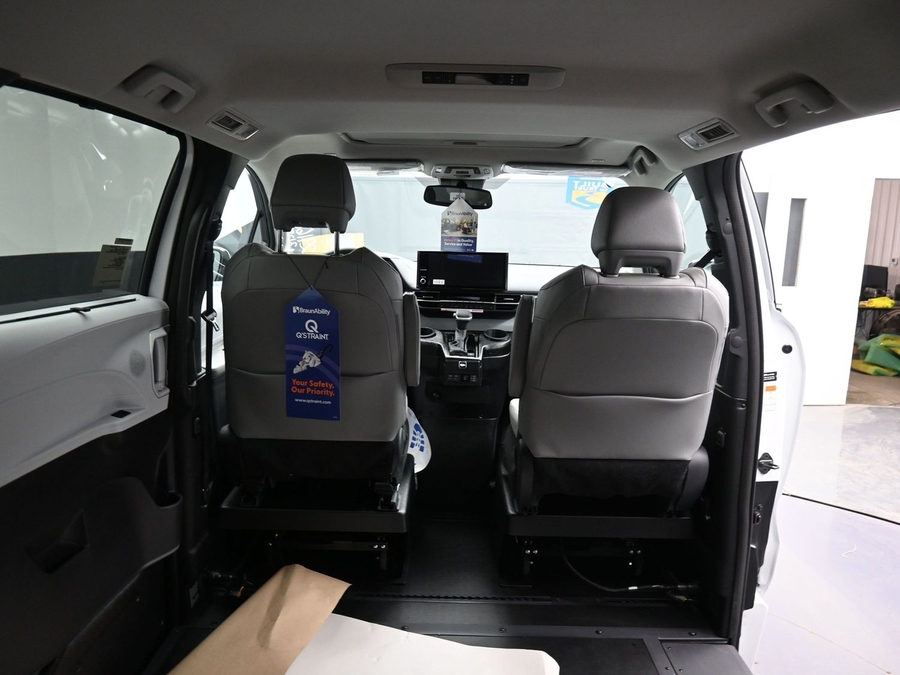 New 2026 Toyota Sienna Hybrid XLE Base - BraunAbility Side Entry In Floor Automatic Ramp