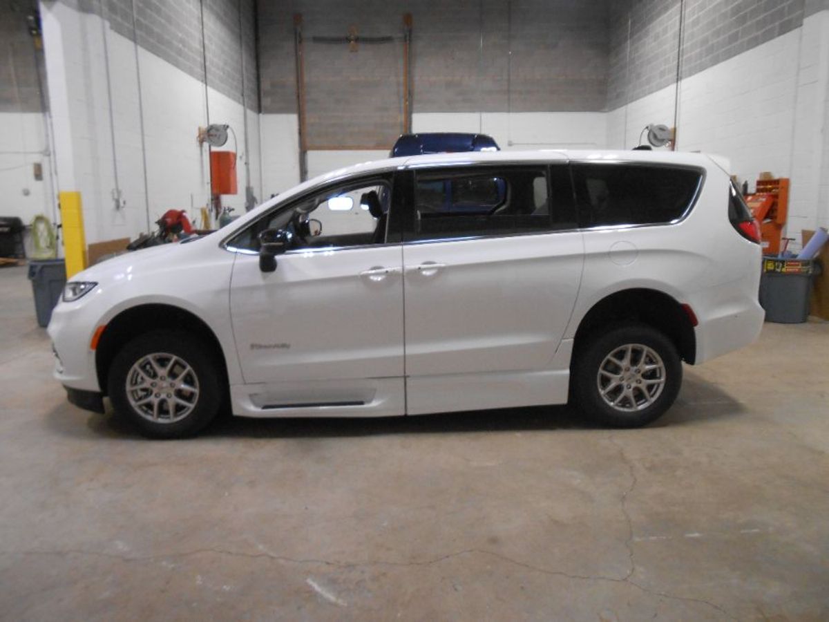 White Chrysler Pacifica image number 4