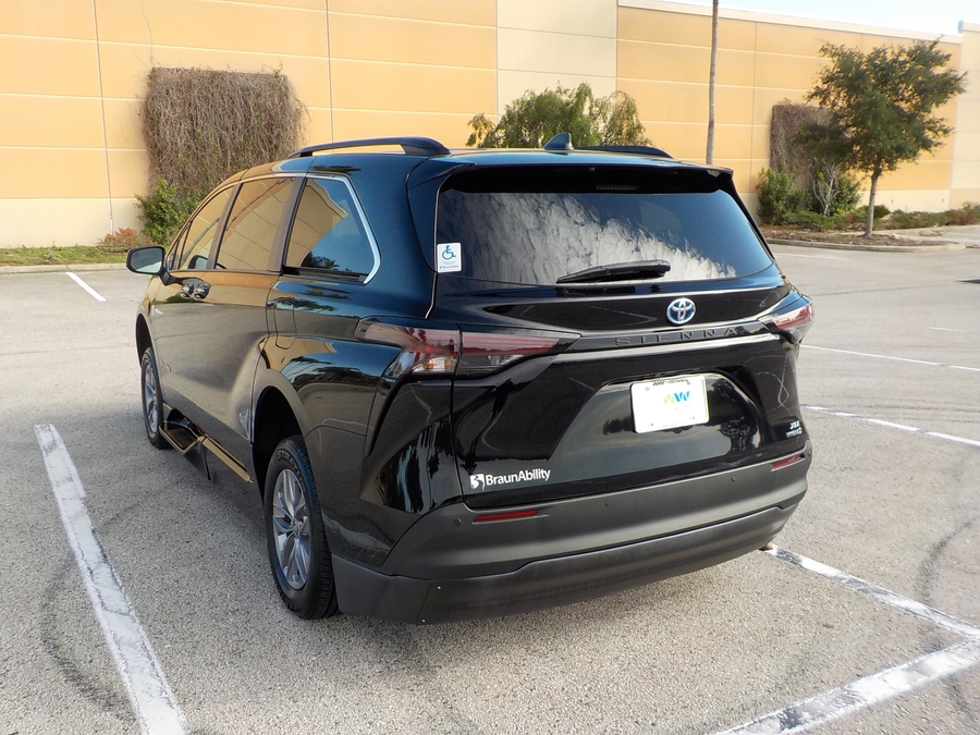 Black Toyota Sienna image number 28