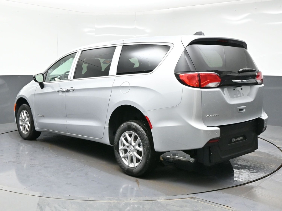 Silver Chrysler Voyager image number 4