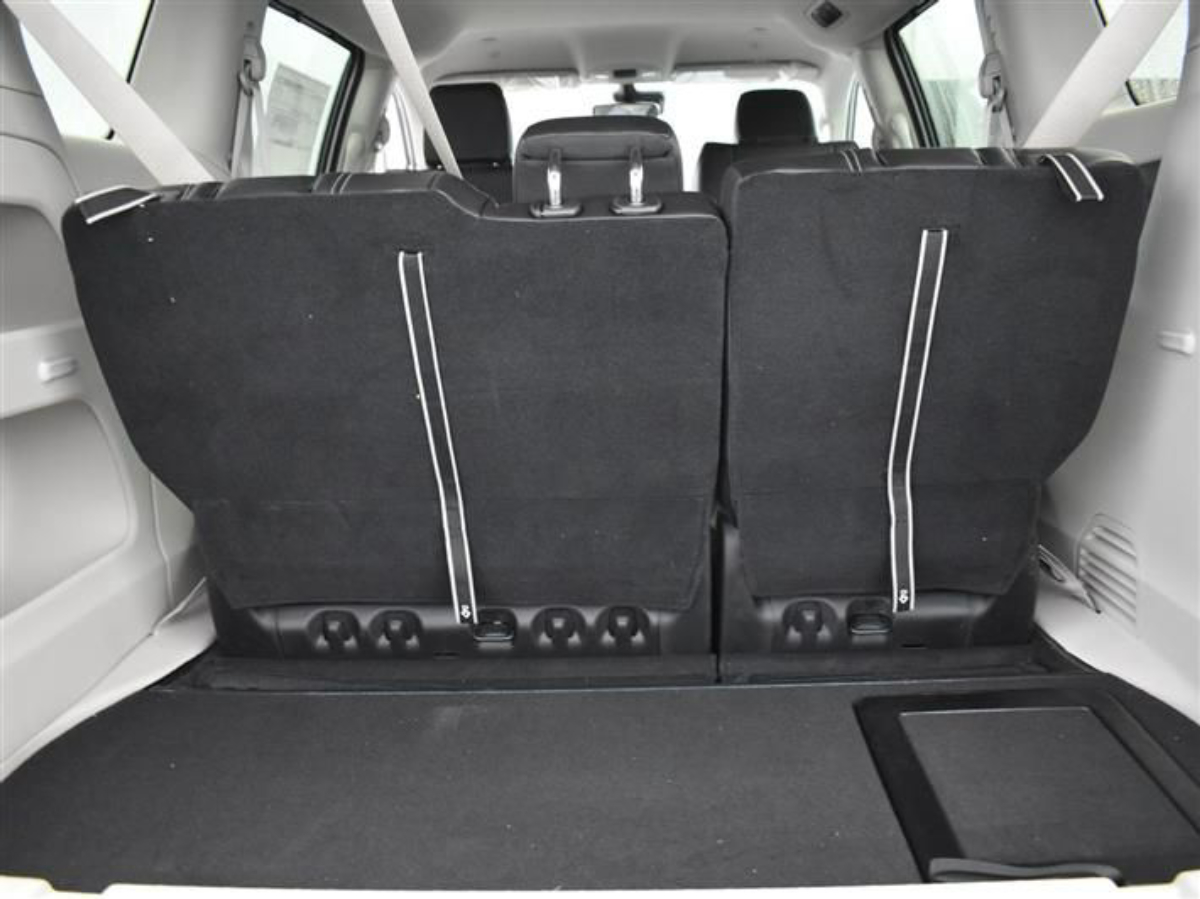 Silver Chrysler Pacifica image number 13