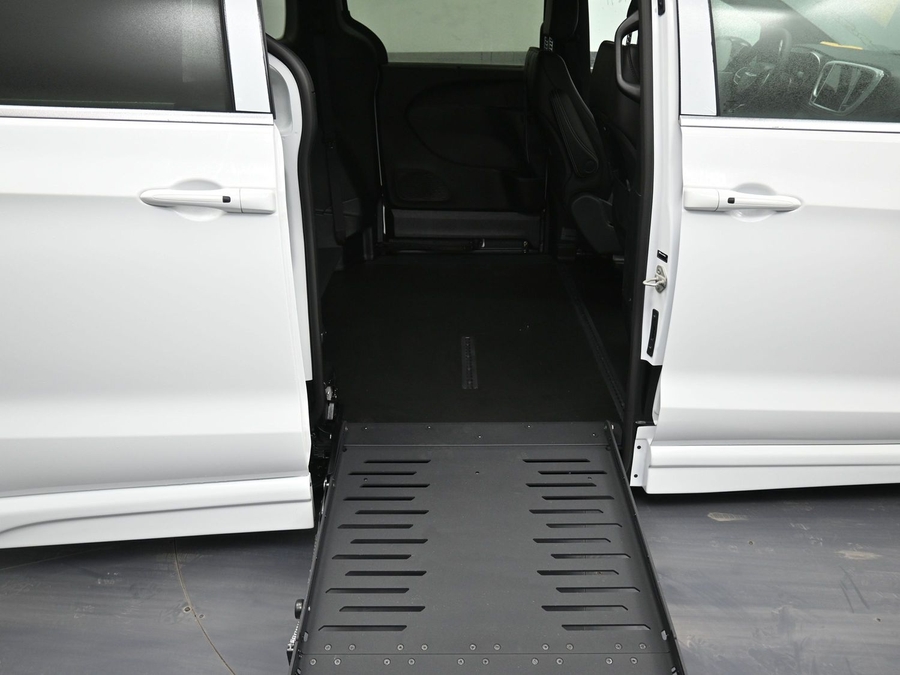 White Chrysler Pacifica image number 11