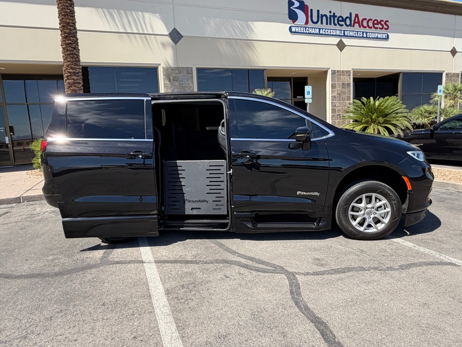 Used 2025 Chrysler Pacifica Select - BraunAbility Side Entry Fold Out Automatic Ramp