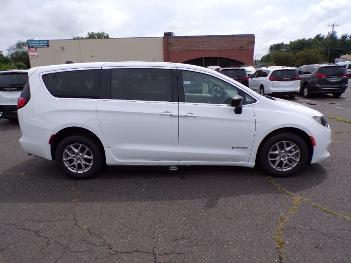 White Chrysler Voyager image number 2
