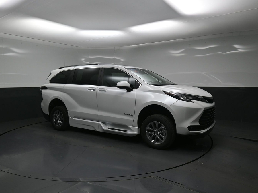 White Toyota Sienna image number 16