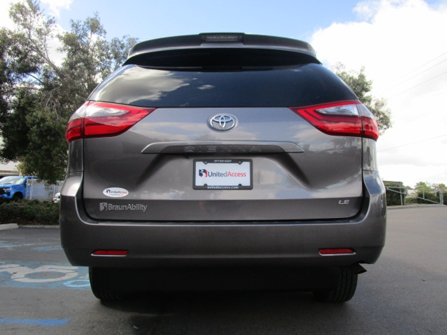 Used 2020 Toyota Sienna LE - BraunAbility Side Entry Entry Fold Out Automatic Ramp