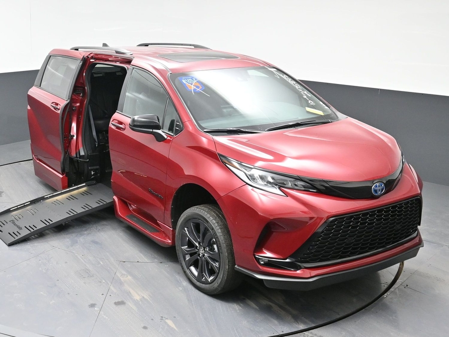 New 2025 Toyota Sienna Hybrid XSE Sport - BraunAbility Side Entry Entry Fold Out Automatic Ramp