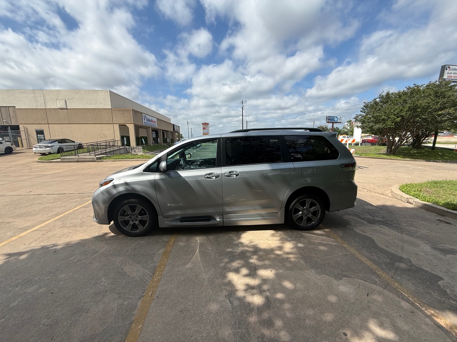 Used 2018 Toyota Sienna SE - BraunAbility Side Entry Entry Fold Out Automatic Ramp
