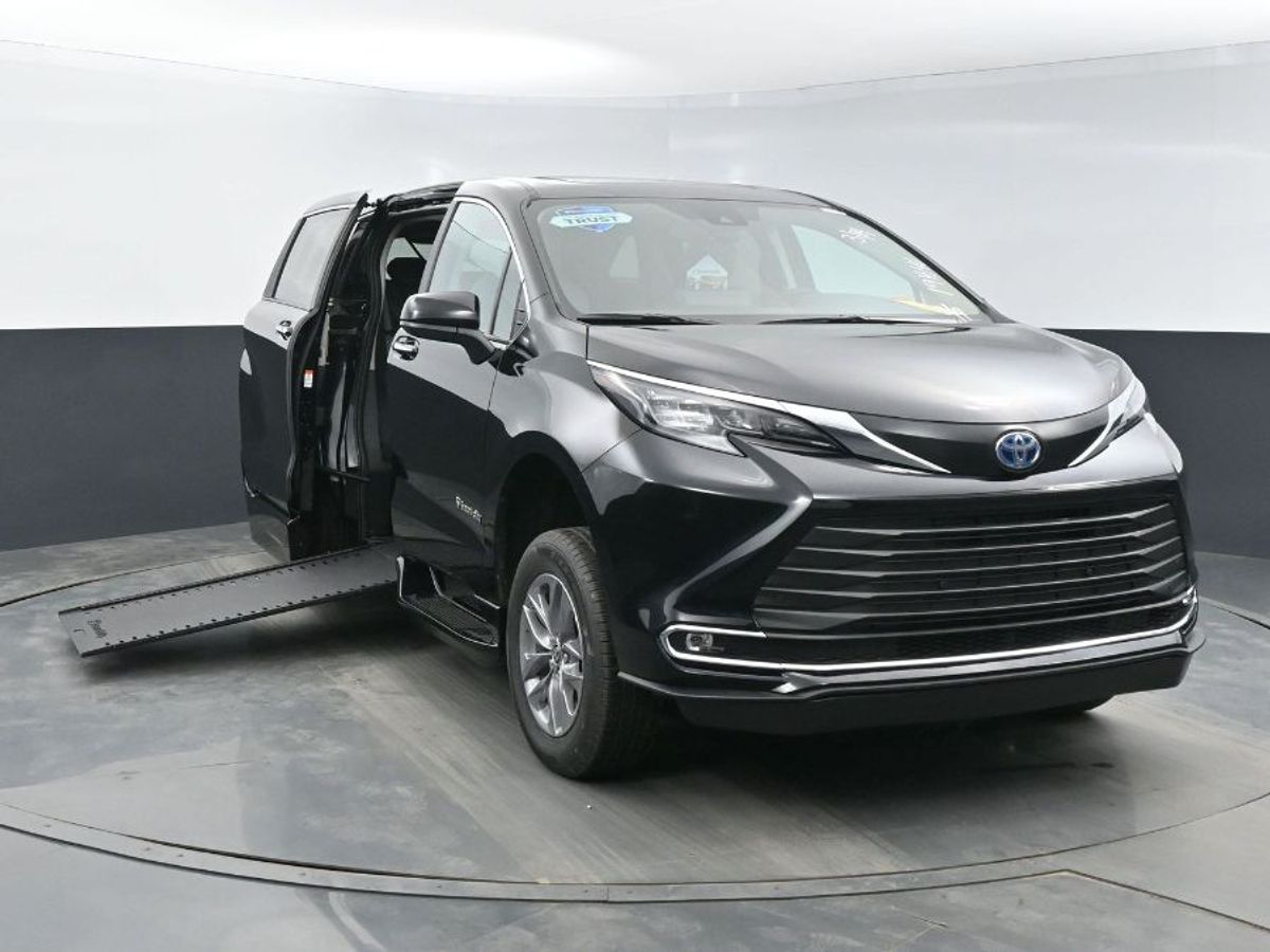 Black Toyota Sienna image number 18
