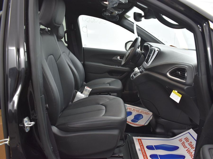New 2025 Chrysler Pacifica Select Safety - BraunAbility Side Entry Entry Fold Out Automatic Ramp