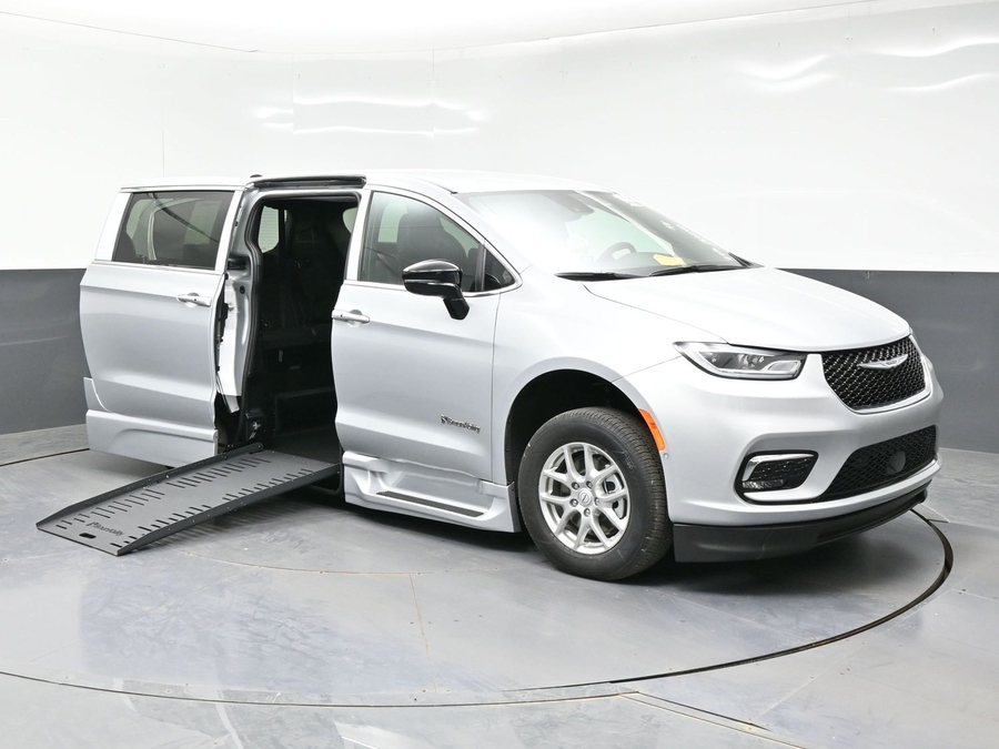 New 2026 Chrysler Pacifica Select Safety - BraunAbility Side Entry Entry Fold Out Automatic Ramp