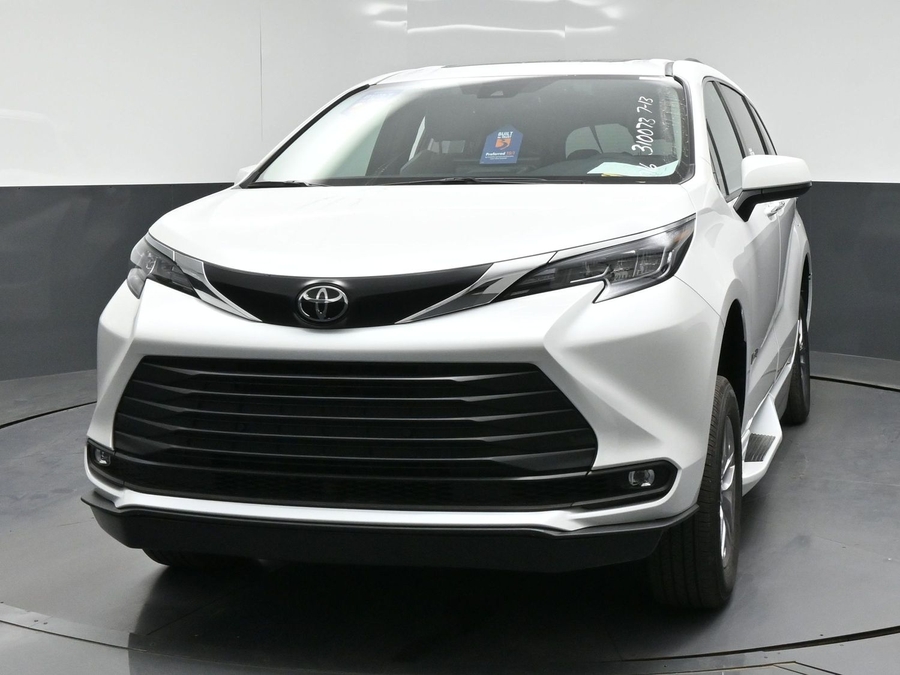 White Toyota Sienna image number 12