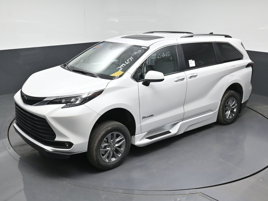 2026 Toyota Sienna XLE - Photo 26