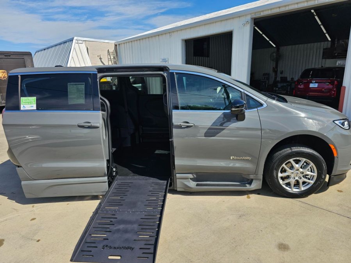 2025 CHRYSLER PACIFICA - Image 5